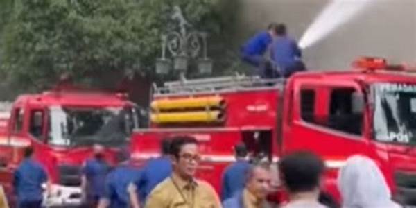 Video: Aksi Pemadam Kebakaran Padamkan Api Di Pasar Jagasatru