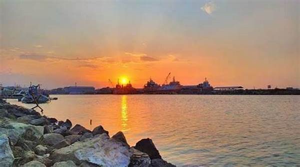 Video: Sunset Indah Di Pantai Kejawanan Jadi Sorotan Wisatawan