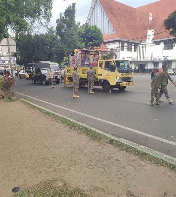 Satpol Pp Tertibkan Pkl Liar Di Kawasan Alun-alun