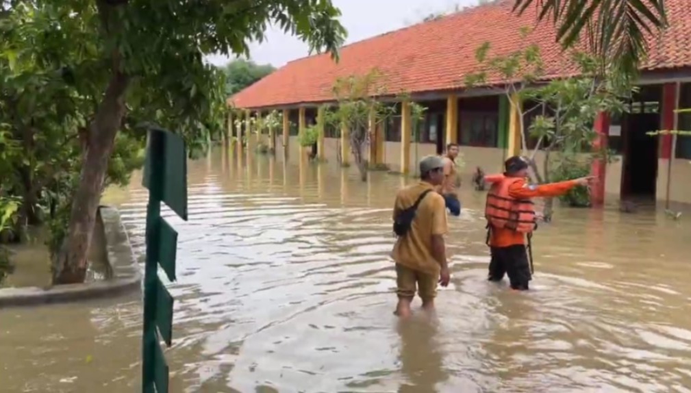 Banjir Lumpuhkan SDN 3 Panguragan Kulon Cirebon, Aktivitas Belajar Dihentikan Sementara