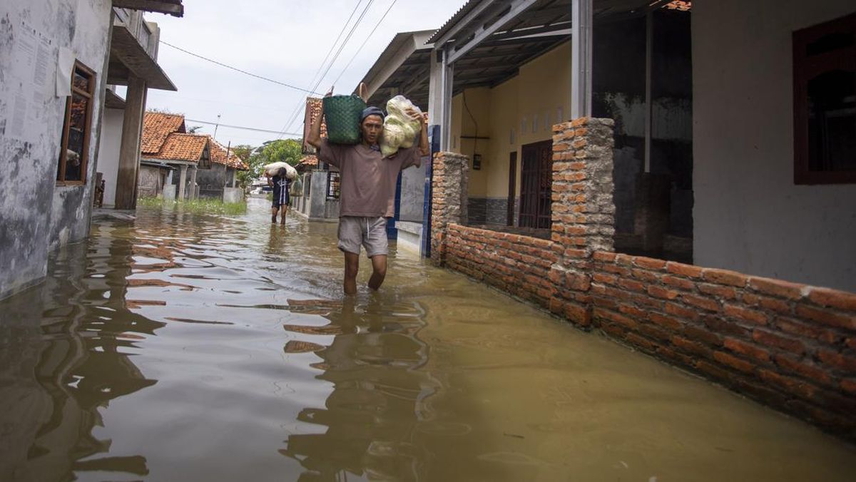 Hujan Semalaman, Banjir Rendam 20 Desa di Cirebon hingga 1,5 Meter!