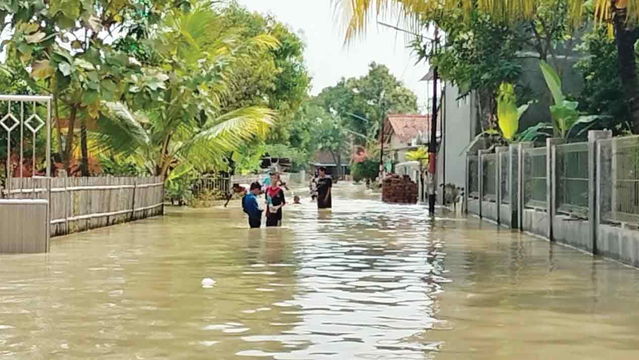 Air Naik Sejak Dini Hari, Tiga Desa di Gunungjati Cirebon Diterjang Banjir, Warga Dievakuasi ke Tempat Aman!