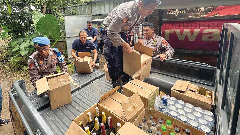 Ratusan Botol Miras Disembunyikan di Kandang Ayam, Penjual di Sumber Cirebon Digiring Polisi