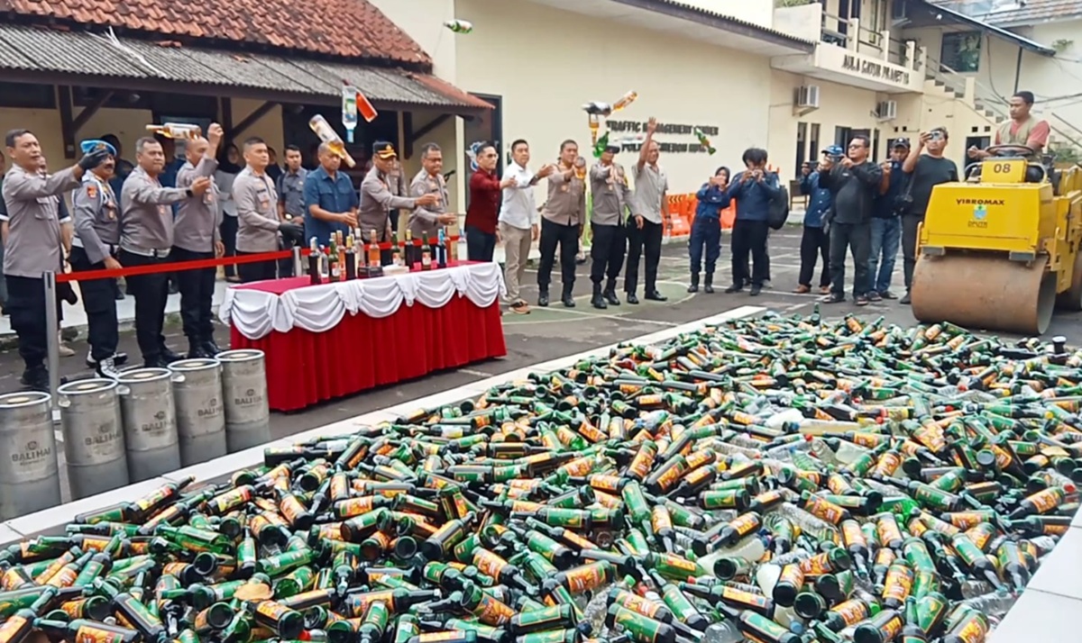 Jelang Nataru, Polresta Cirebon Hancurkan Ribuan Miras, Narkoba, hingga Knalpot Brong